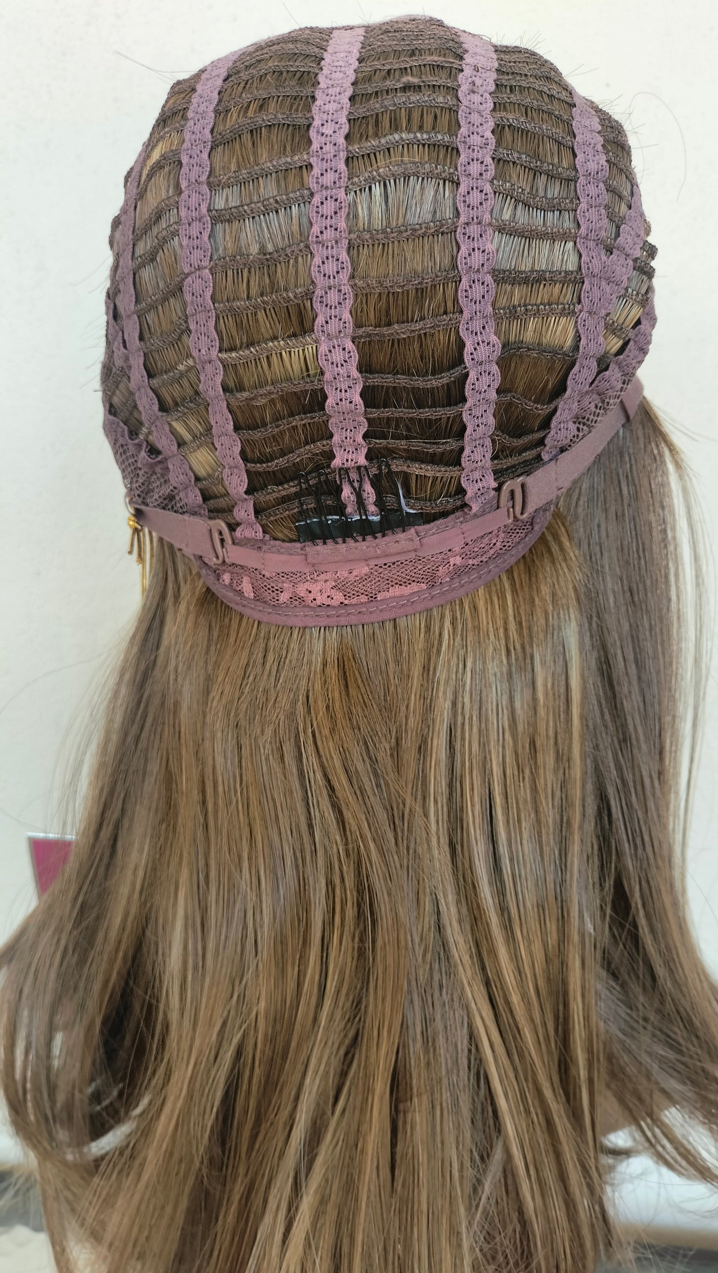 Peluca Modelo Jenna tono Rubio con rayitos beige/corte degrafilado/Fleco