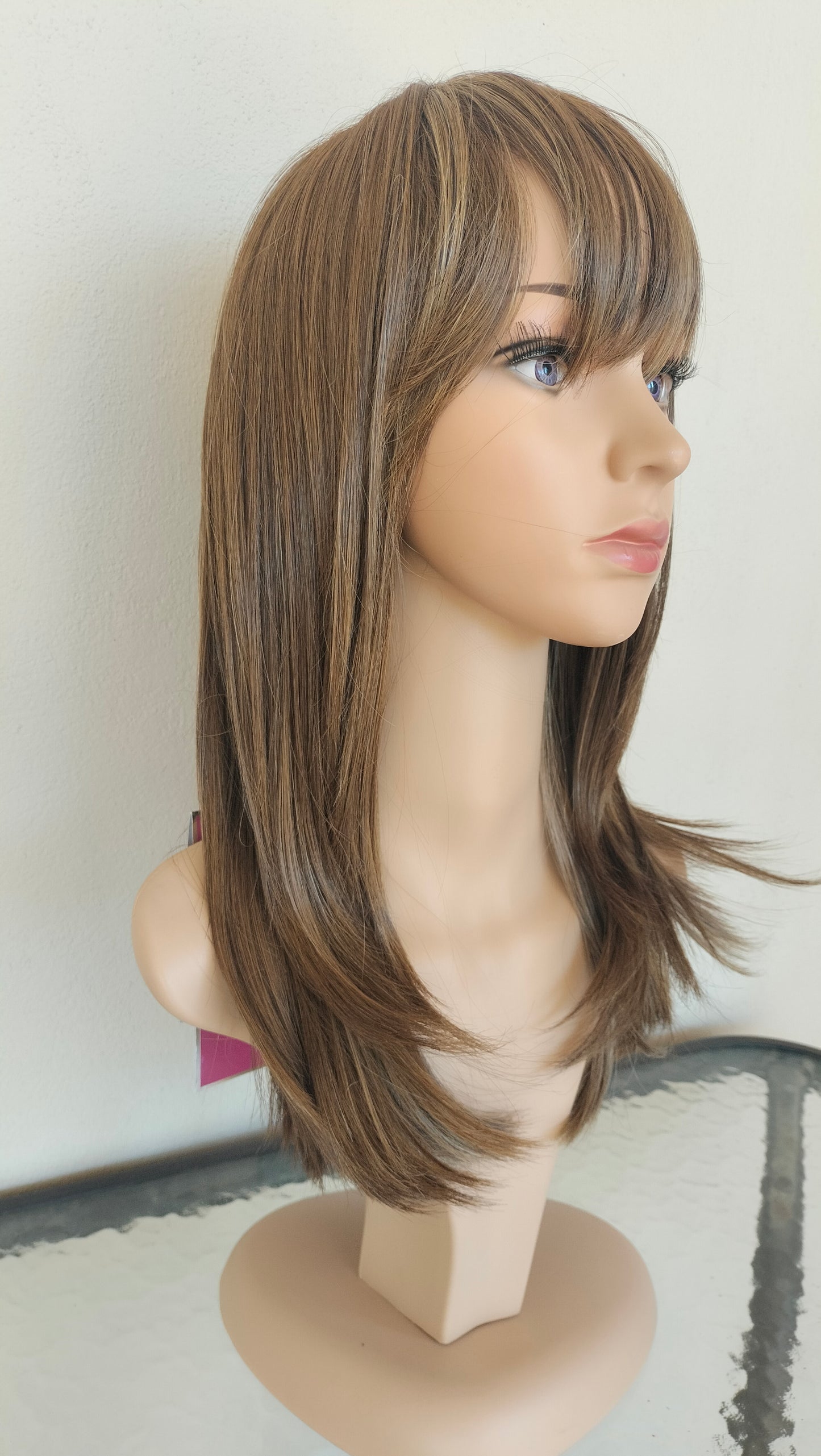 Peluca Modelo Jenna tono Rubio con rayitos beige/corte degrafilado/Fleco