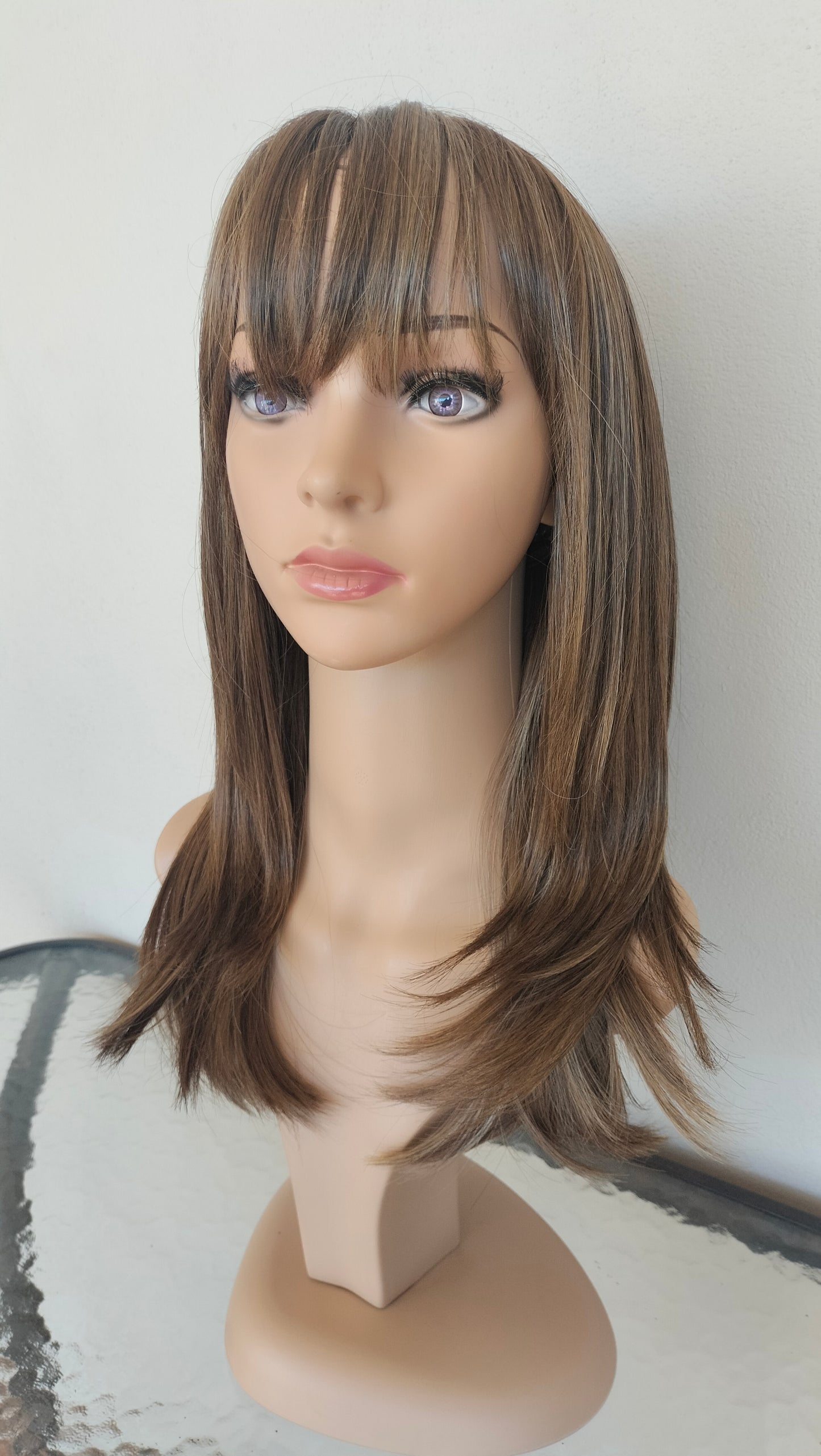 Peluca Modelo Jenna tono Rubio con rayitos beige/corte degrafilado/Fleco