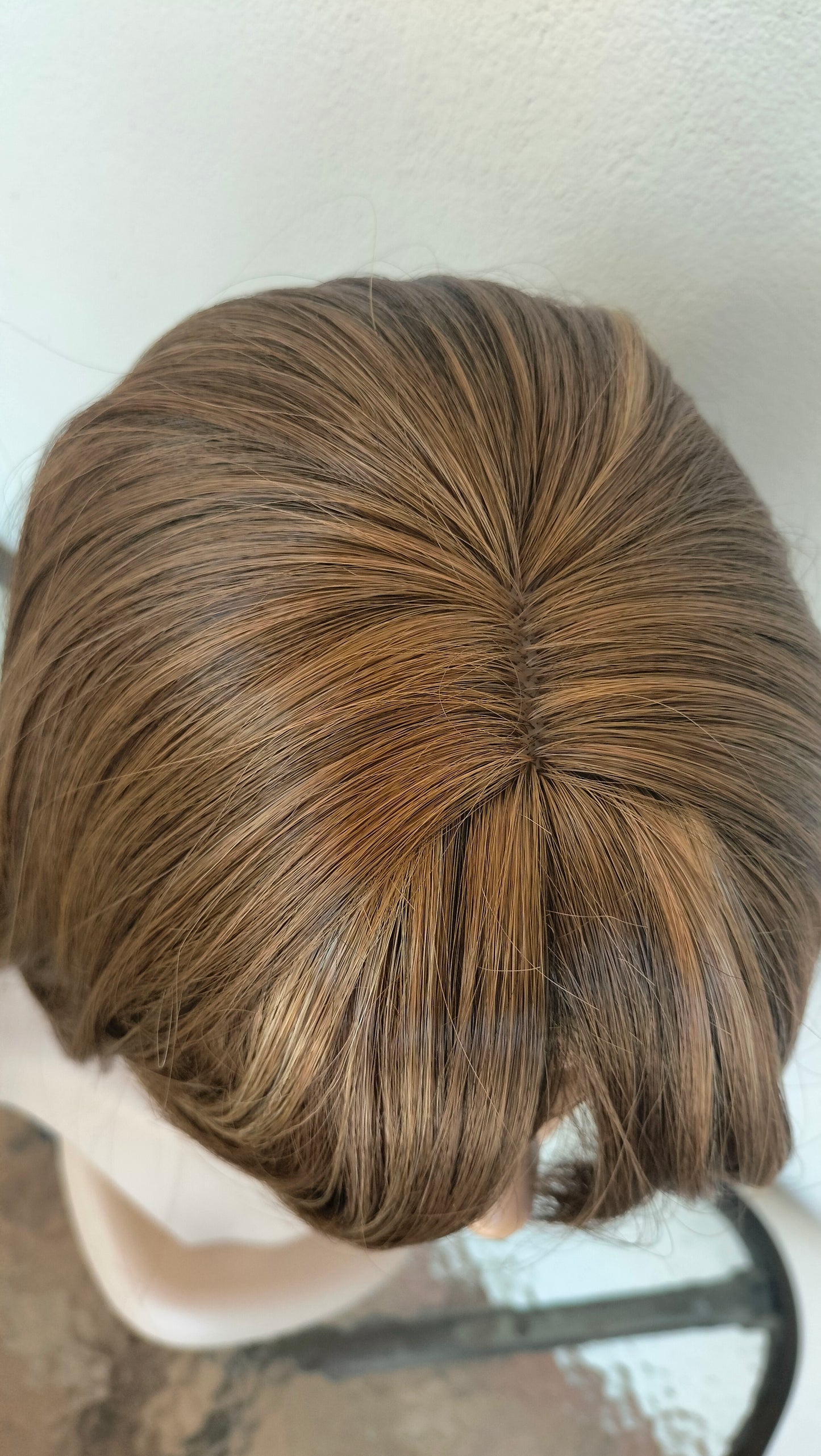 Peluca Modelo Jenna tono Rubio con rayitos beige/corte degrafilado/Fleco