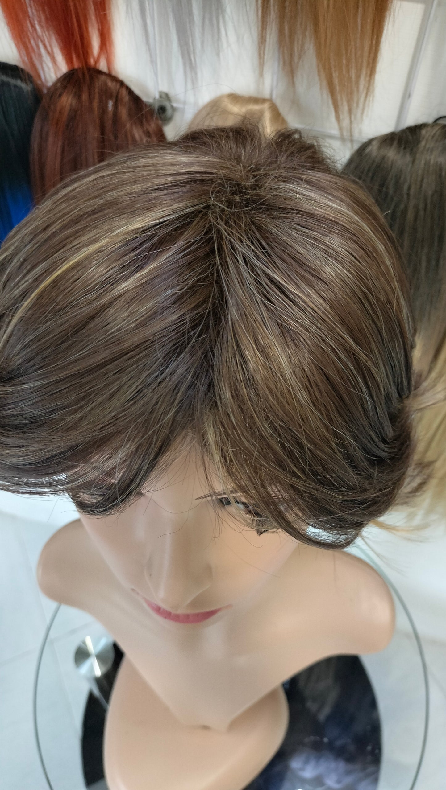 Peluca Mónica – Corta Elegante - Tono Castaño con Rayitos