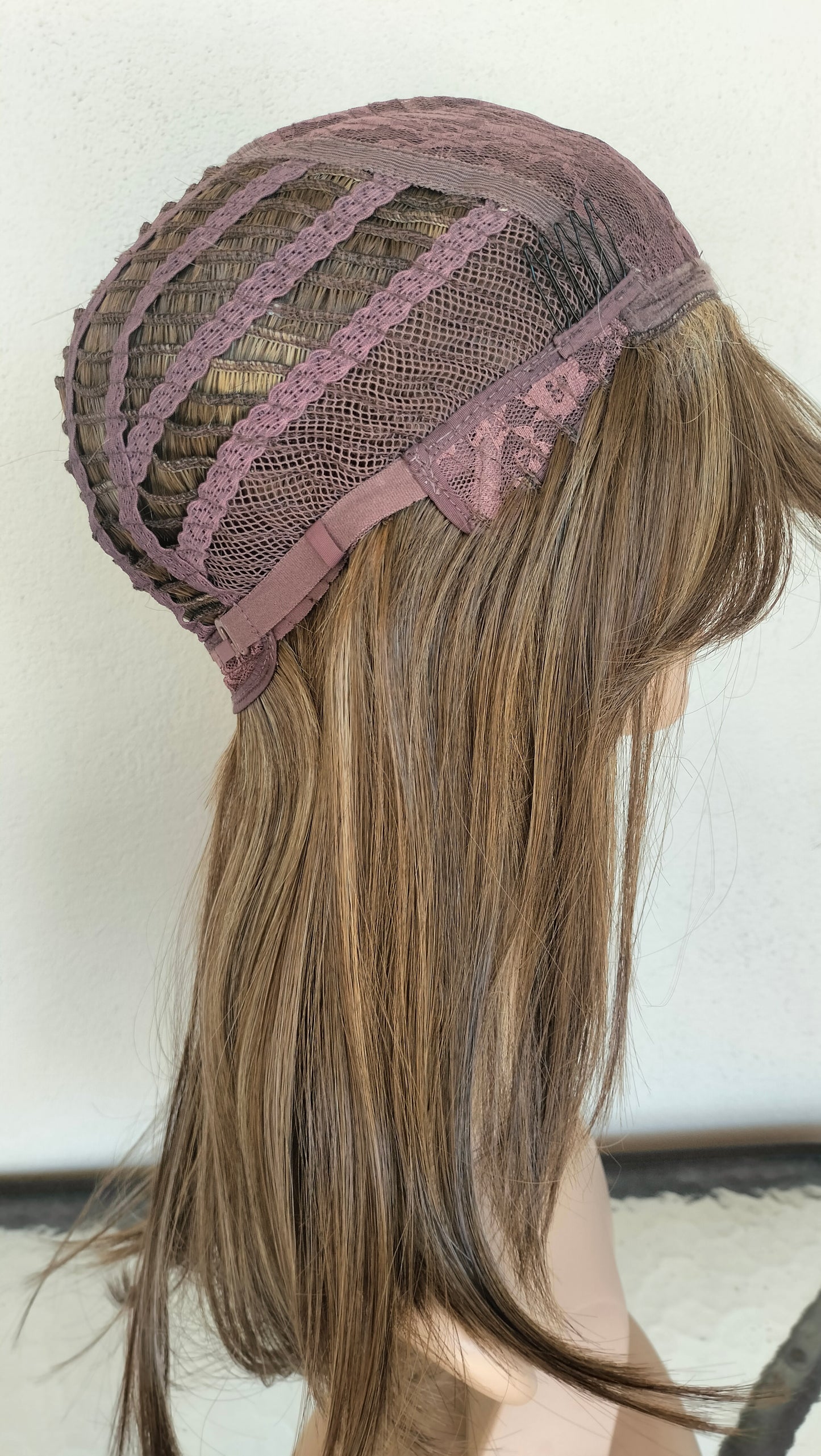 Peluca Modelo Jenna tono Rubio con rayitos beige/corte degrafilado/Fleco