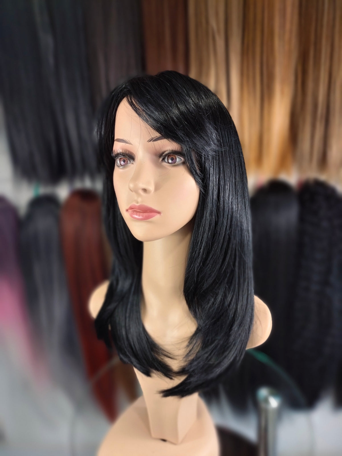 Peluca Jenna – Tono Negro Corte Degrafilado/Capas Con Fleco- Premium