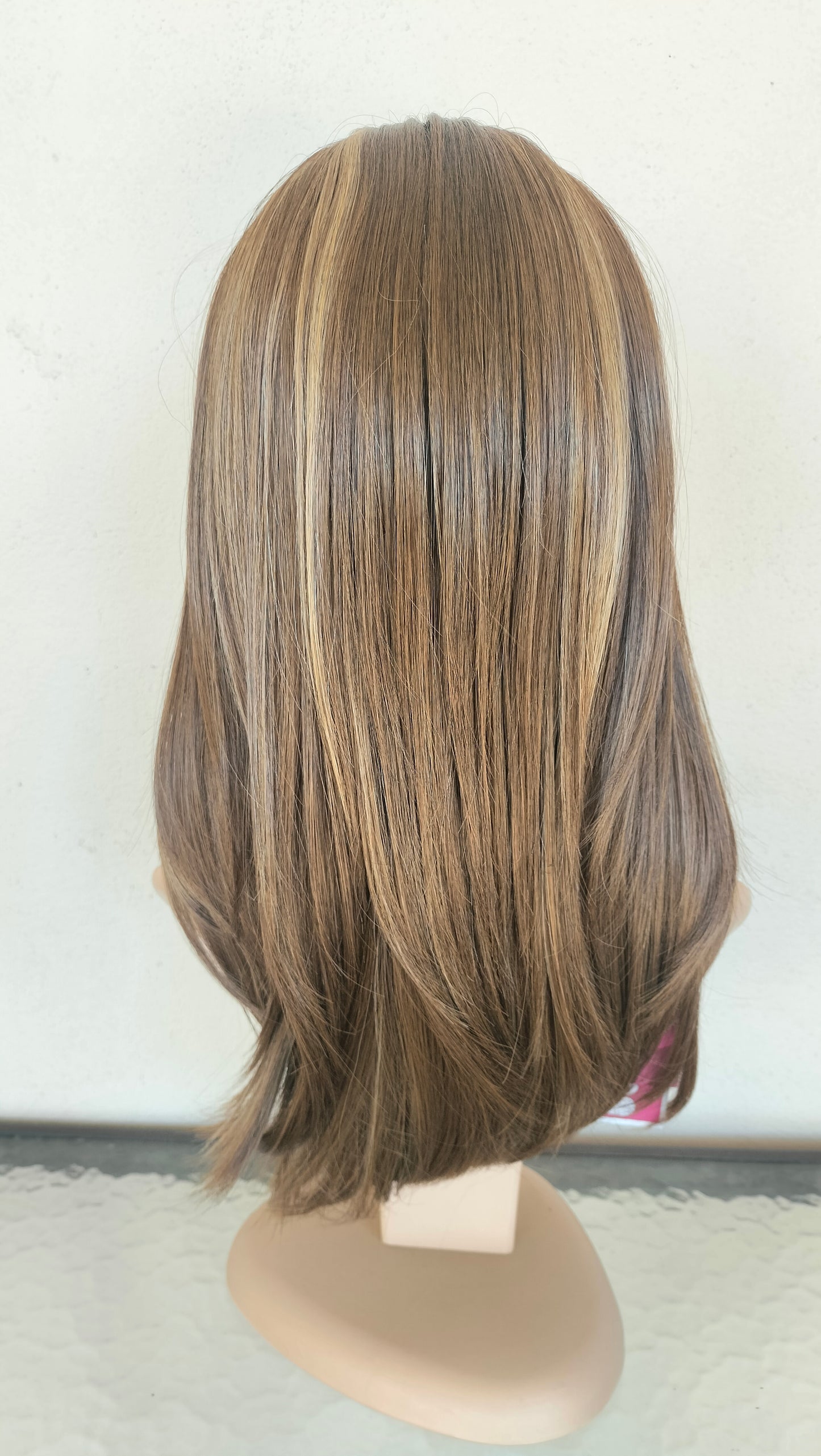 Peluca Modelo Jenna tono Rubio con rayitos beige/corte degrafilado/Fleco