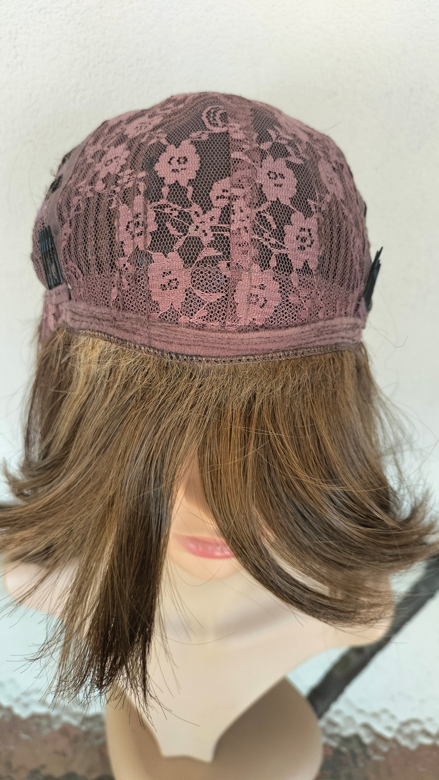 Peluca Modelo Jenna tono Rubio con rayitos beige/corte degrafilado/Fleco